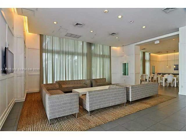 THE IVY CONDO - Residential