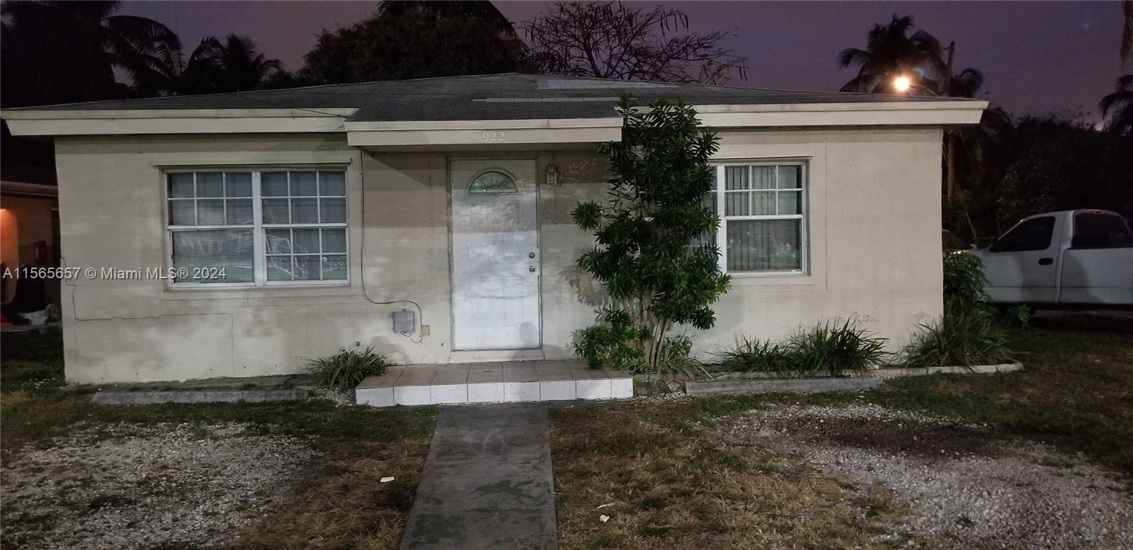 Great Location!!! Duplex for Rent Unit #1 in Hollywood nice 1/1 centrally located, NO WAITING TIME FOR APPROVAL!!!!! Two parking space, included in the rent water and sewer ready to move in. Call listing agent to schedule showing today! Pets Allow Maximo 20Lbs Pets Fee $350 no Refundable.