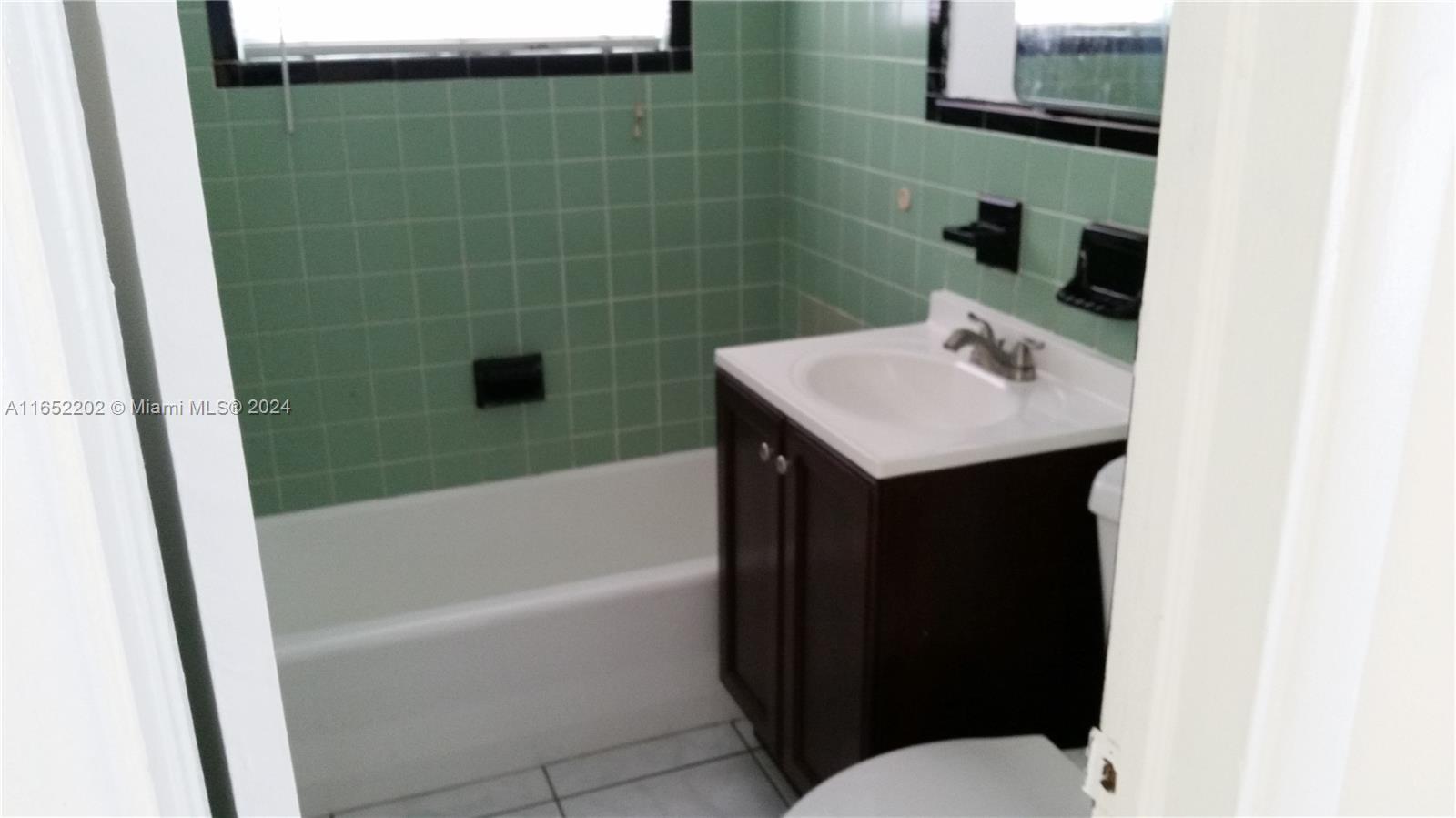 HOLLYWOOD PARK - Residential Lease