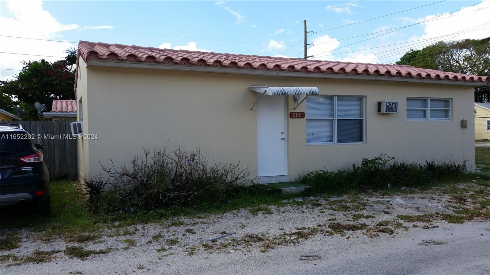 Super RARE 1/1 House with a cute yard. Close to Highways, shopping and the beach.