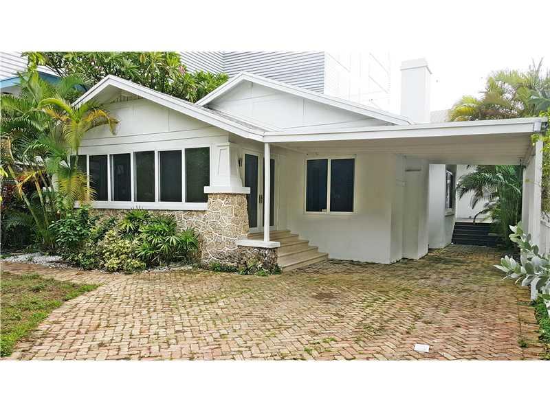 SPACIOUS SINGLE FAMILY HOME ON EDGEWATER AREA, NEAR DESIGN DISTRICT, WYNWOOD AND MIDTOWN SHOPS...EXCELLENT FOR LARGE FAMILY OR ROOMATES...3 BEDS + DEN  & 3 FULL BATHS...OVER 1,800 SQFT UNDER A/C AREAS...NICE MODERN KITCHEN AND DECK PATIO...ROOM TO PARK 3  CARS INSIDE THE GATES,