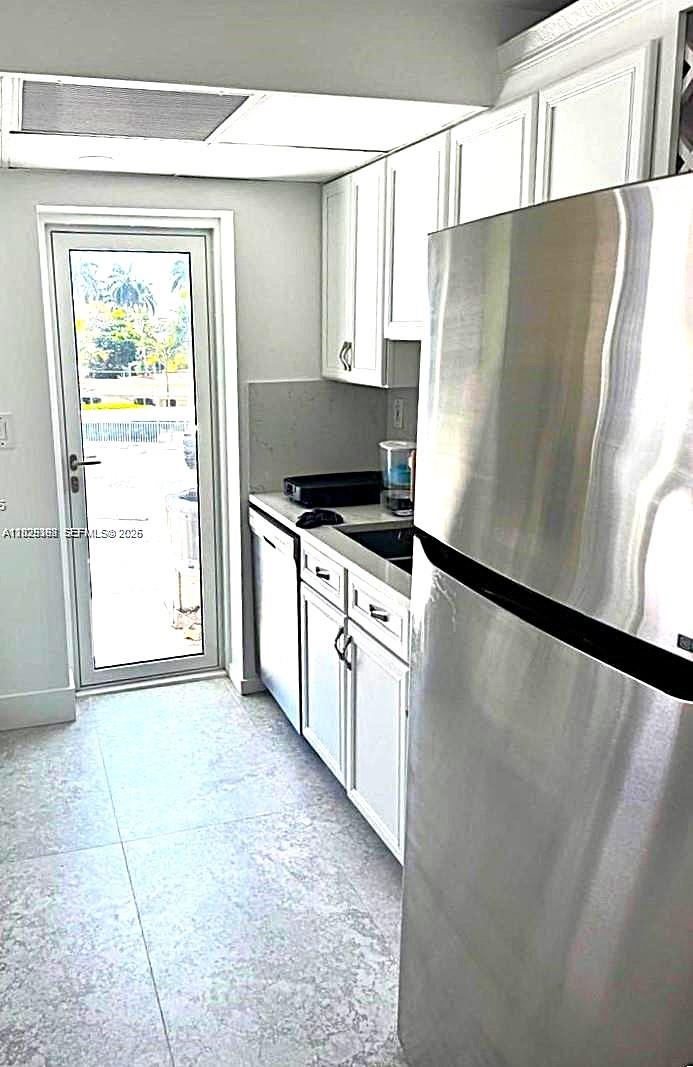 EMBASSY TOWER II INC COND - Residential Lease