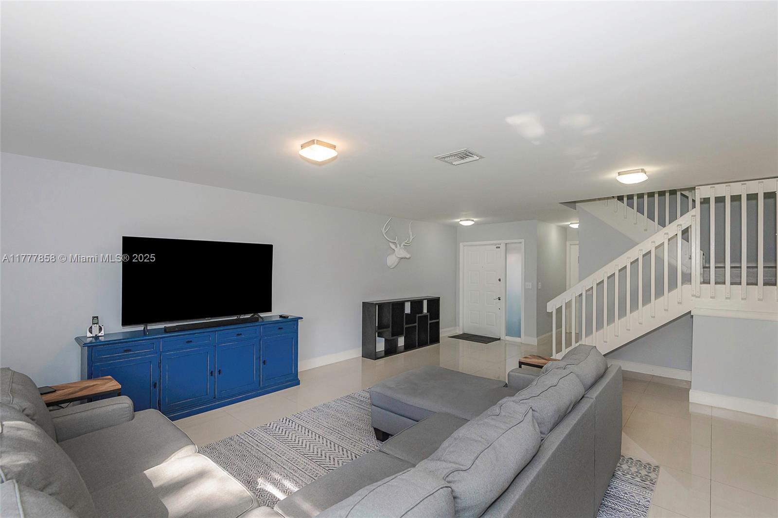 LAKEVIEW COURTS - Residential