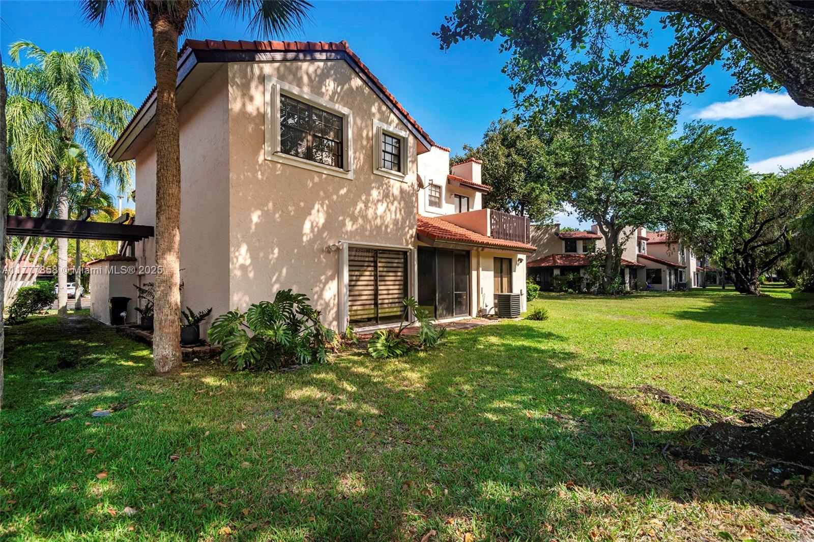 LAKEVIEW COURTS - Residential
