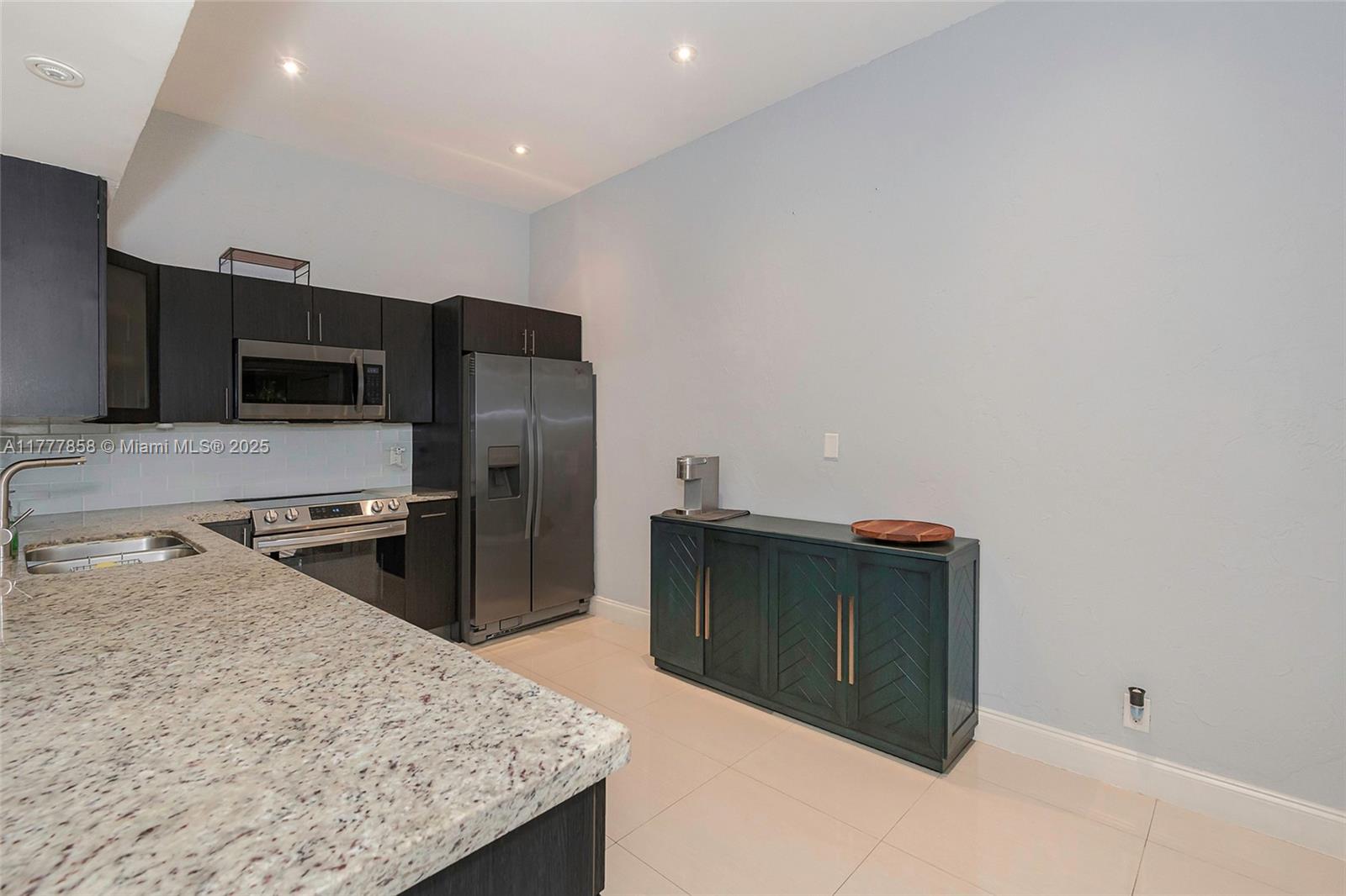 LAKEVIEW COURTS - Residential