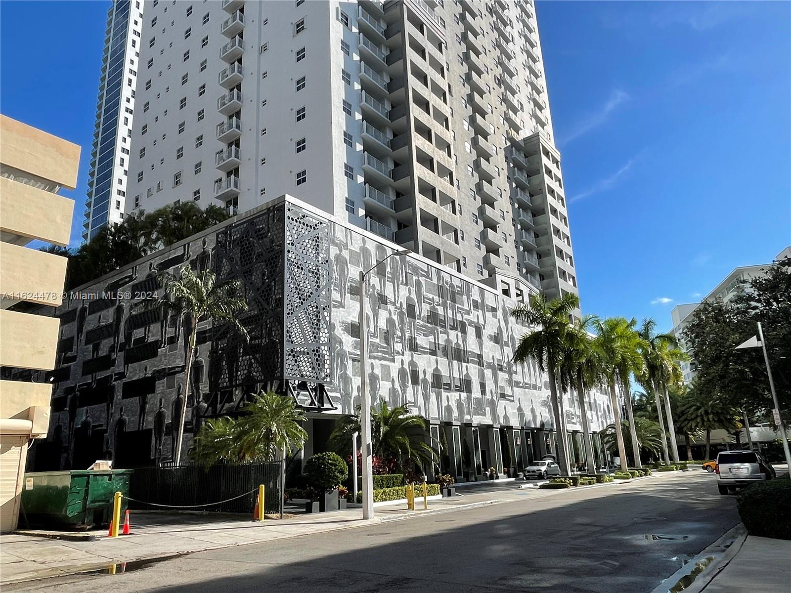 BEAUTIFUL 1 BED 1 BATH. NICE BUILDING WITH POOL, GYM, SOCIAL-ROOM, CONCIERGE, BARBECUE AREA AND VALET PARKING. EXCELLENT LOCATION IN BRICKELL WALKING DISTANCE TO BANKS, FINE DINING, SHOPS, PUBLIC TRANSPORTATION AND MUCH MORE.