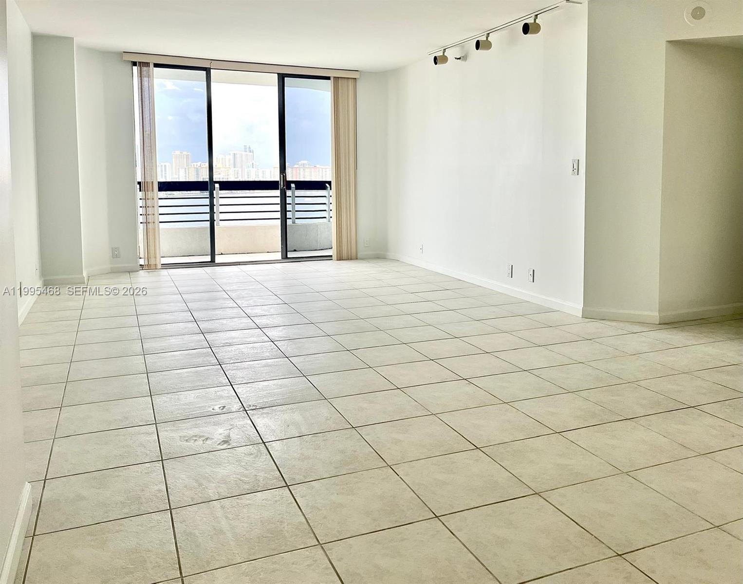 MYSTIC POINTE TOWER 500 C - Residential