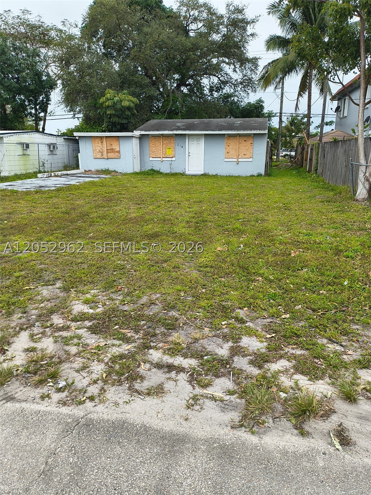 Small one bedroom one bath house in need of a complete remodel. Cash offers only