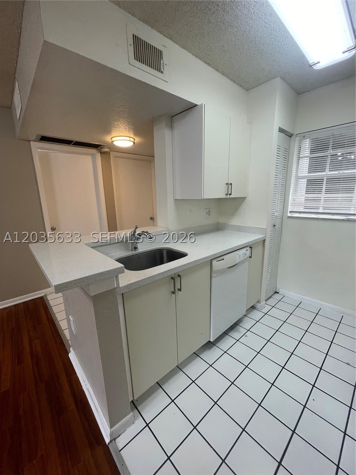 LAKEVIEW CLUB CONDO - Residential Lease