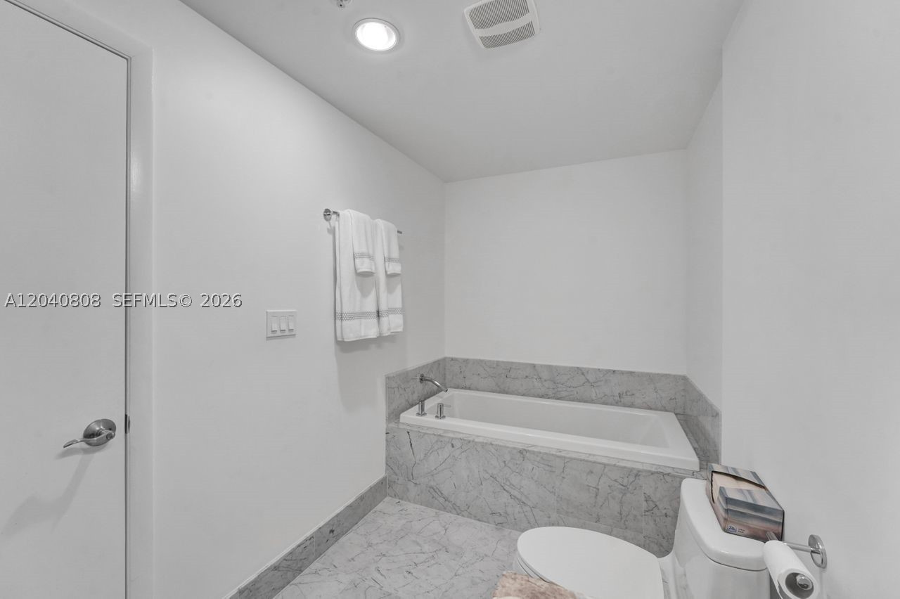VIZCAYNE NORTH CONDO - Residential Lease