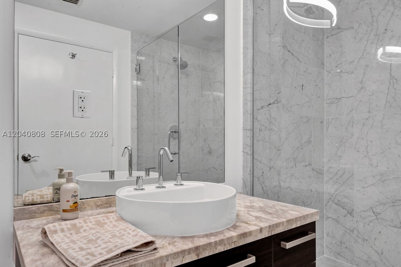 VIZCAYNE NORTH CONDO - Residential Lease