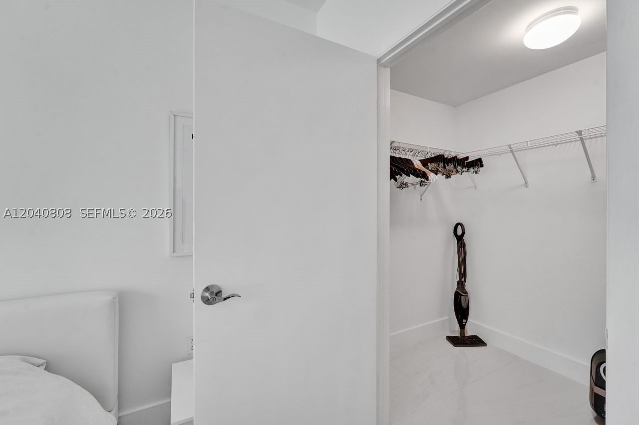 VIZCAYNE NORTH CONDO - Residential Lease