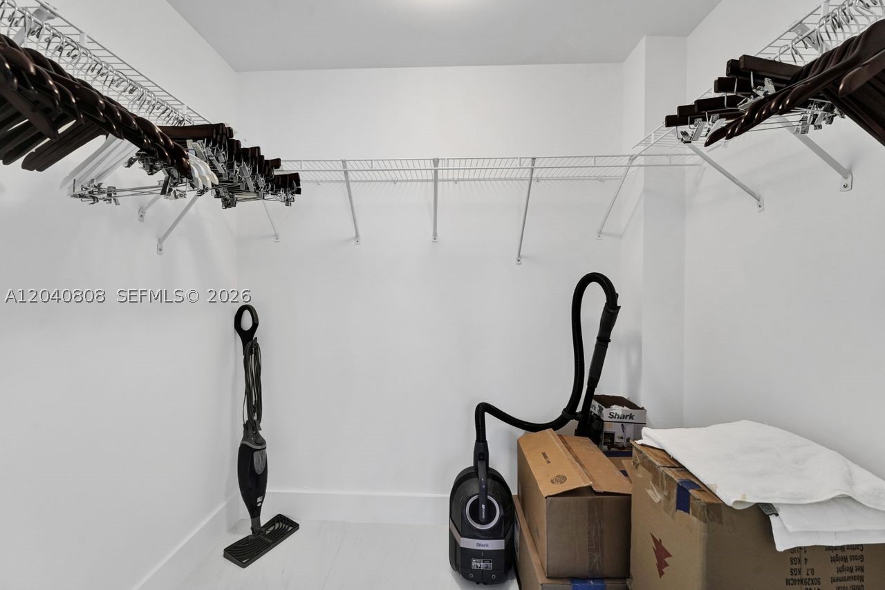 VIZCAYNE NORTH CONDO - Residential Lease