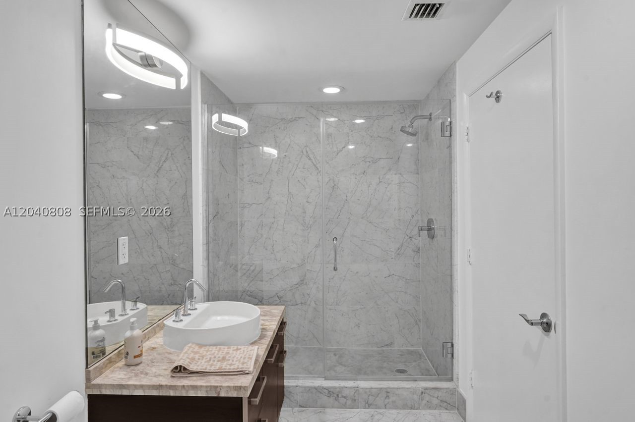 VIZCAYNE NORTH CONDO - Residential Lease