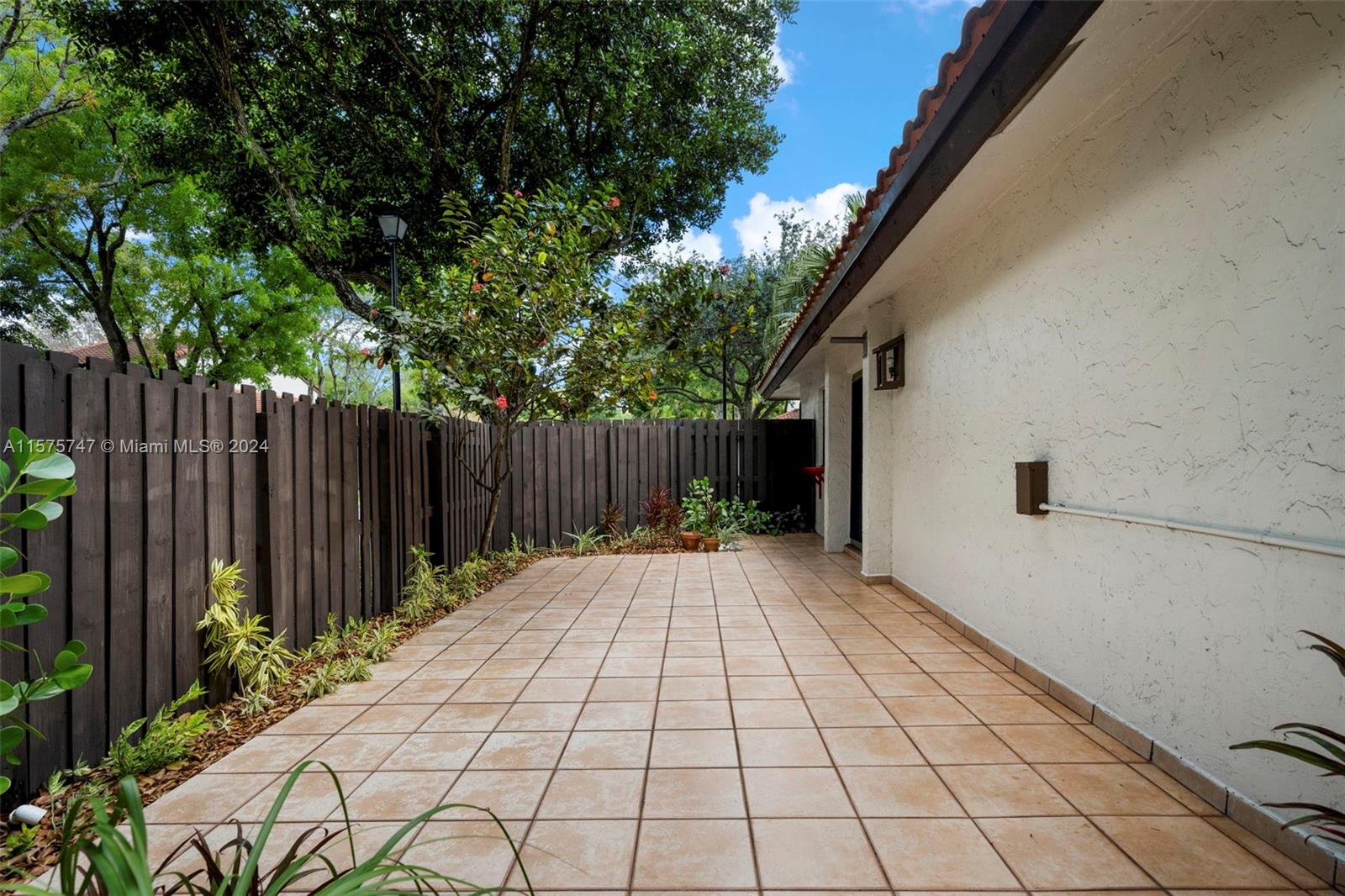 CROSSINGS VILG HOMES COND - Residential