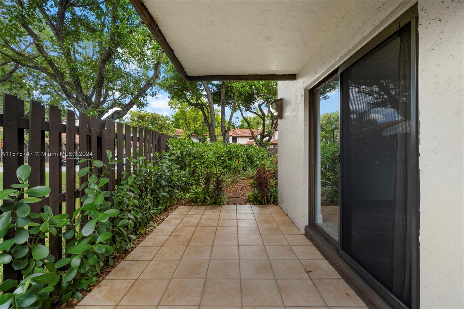 CROSSINGS VILG HOMES COND - Residential