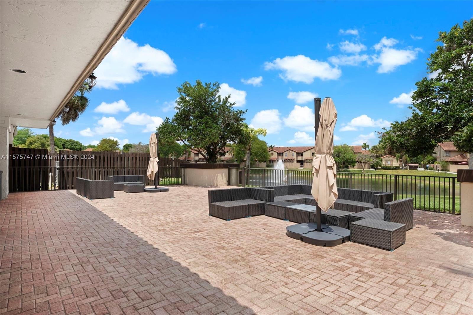 CROSSINGS VILG HOMES COND - Residential
