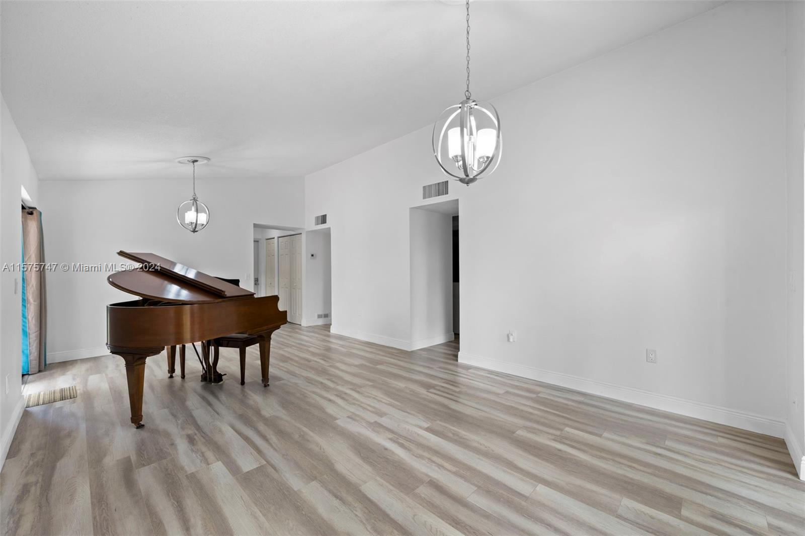 CROSSINGS VILG HOMES COND - Residential