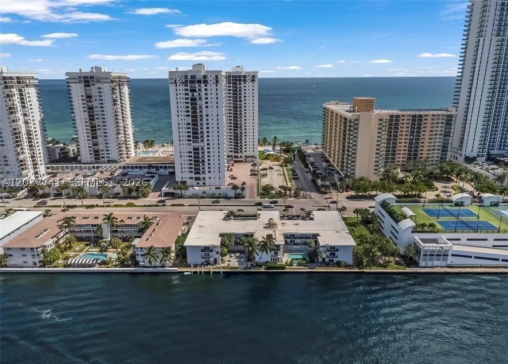 WATERWAY @ HOLLYWOOD BEAC - Residential