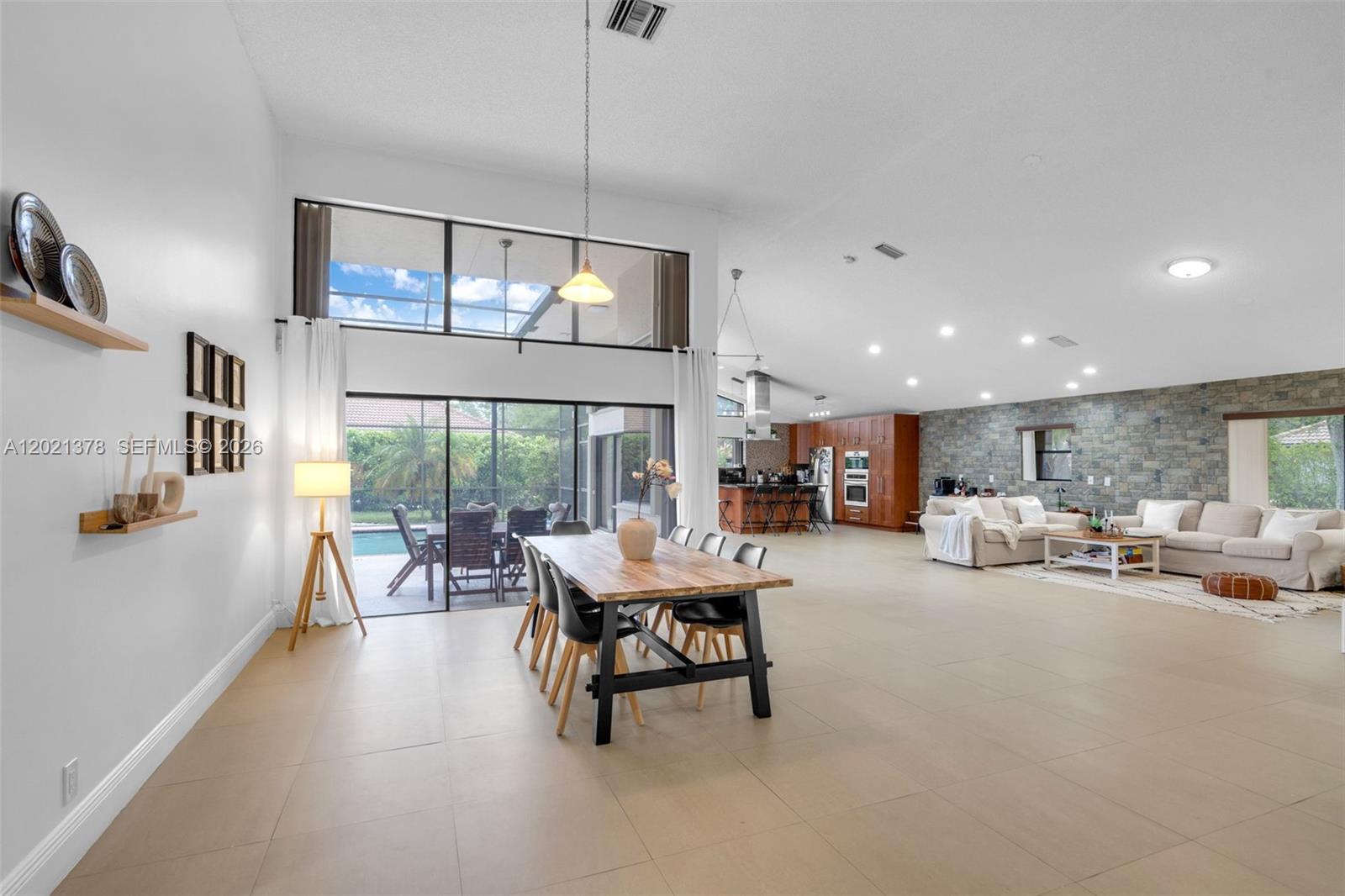 COUNTRY ISLES - Residential