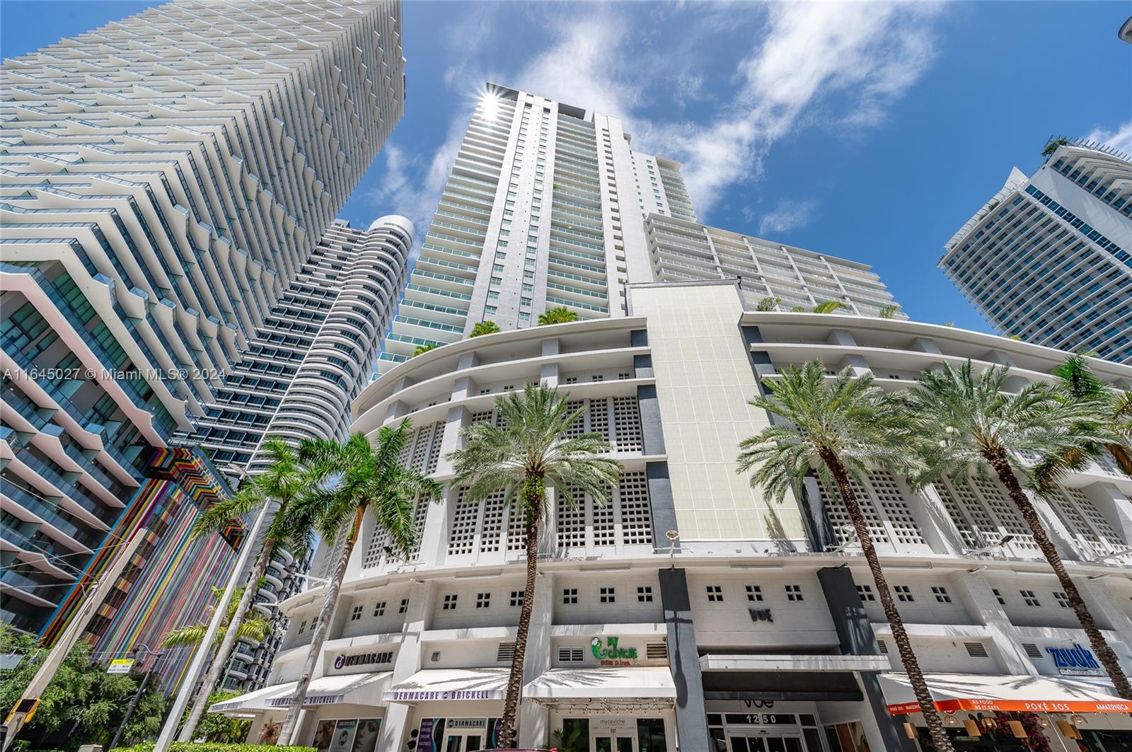 BRIGHT AND SPACIOUS 2/2 SPLIT PLAN UNIT IN THE HEART OF BRICKELL WITH BALCONY WITH VIEWS TO THE CITY OF MIAMI. FRESHLY PAINTED, BRAND NEW PARQUET FLOORING  (NO CARPET). CONCIERGE, BUSINESS CENTER, 24HR SECURITY, STATE OF THE ART FITNESS CENTER, EXPANSIVE PRIVATE SUNDECK W/HEATED INFINITY POOL & SPA. WALK TO GREAT RESTAURANTS, SHOPPING, BANKING AND ENTERTAINMENT. ENJOY SOUTH FLORIDA AT ITS BEST.