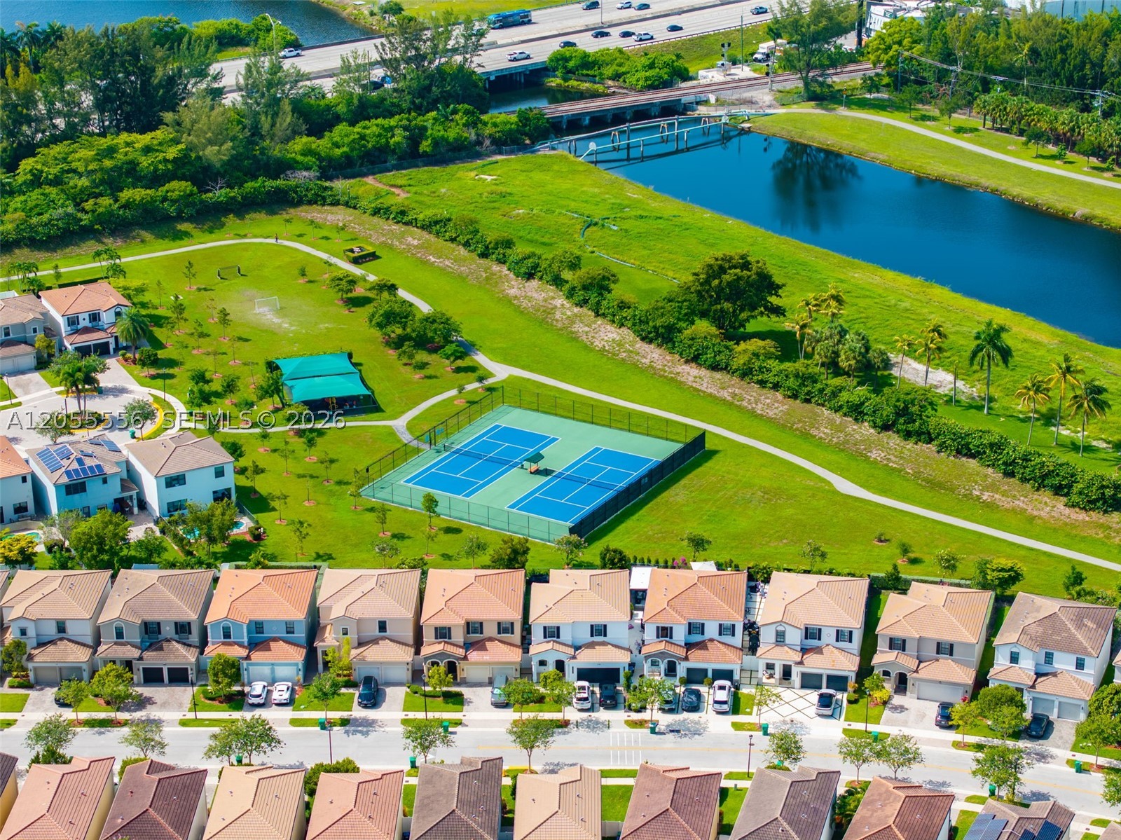 CHAMPION LAKES - Residential
