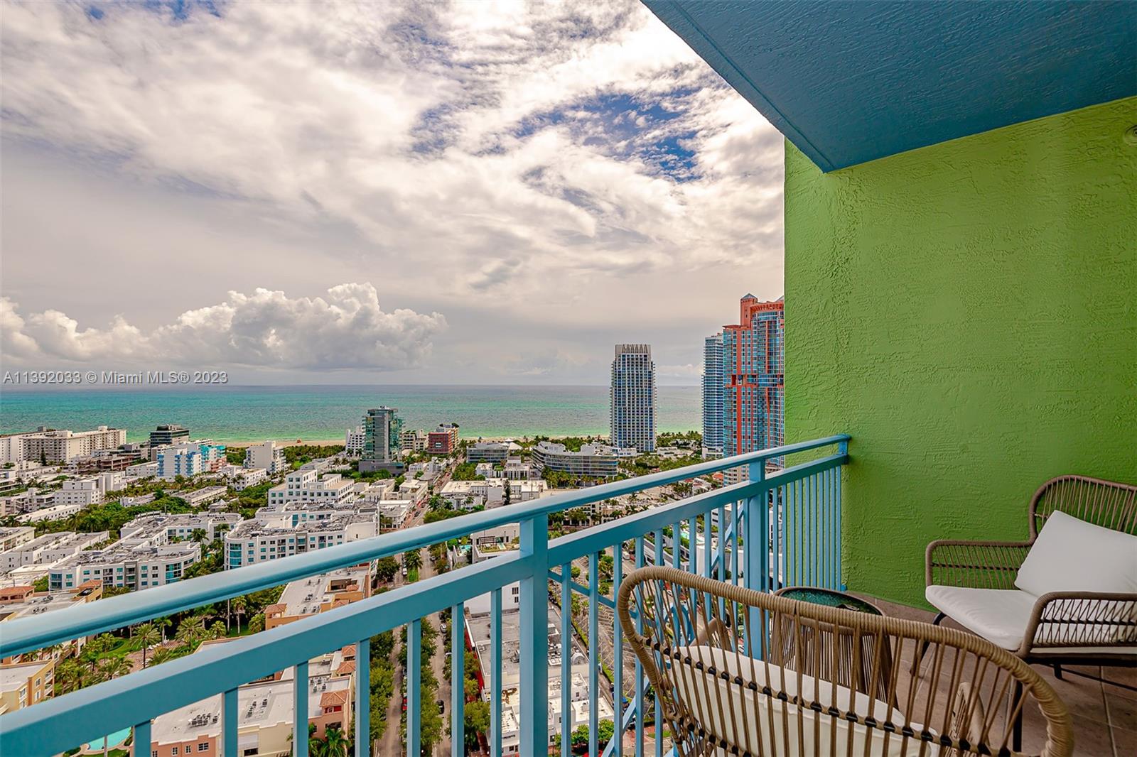 Beautiful 1/1 penthouse at the Yacht Club at Portofino. Stunning view of the bay and the ocean. Unit has a balcony,
tile floor, closed kitchen, washer, dryer and high ceilings.