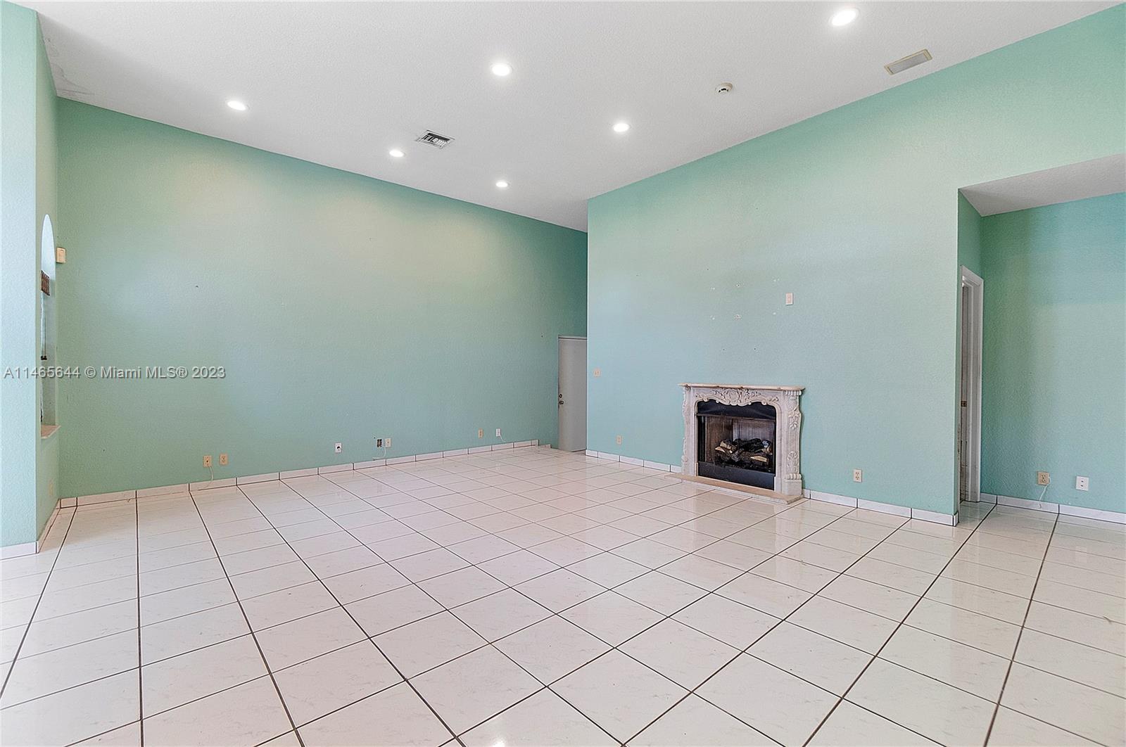 CORAL SPRINGS HILLS - Residential