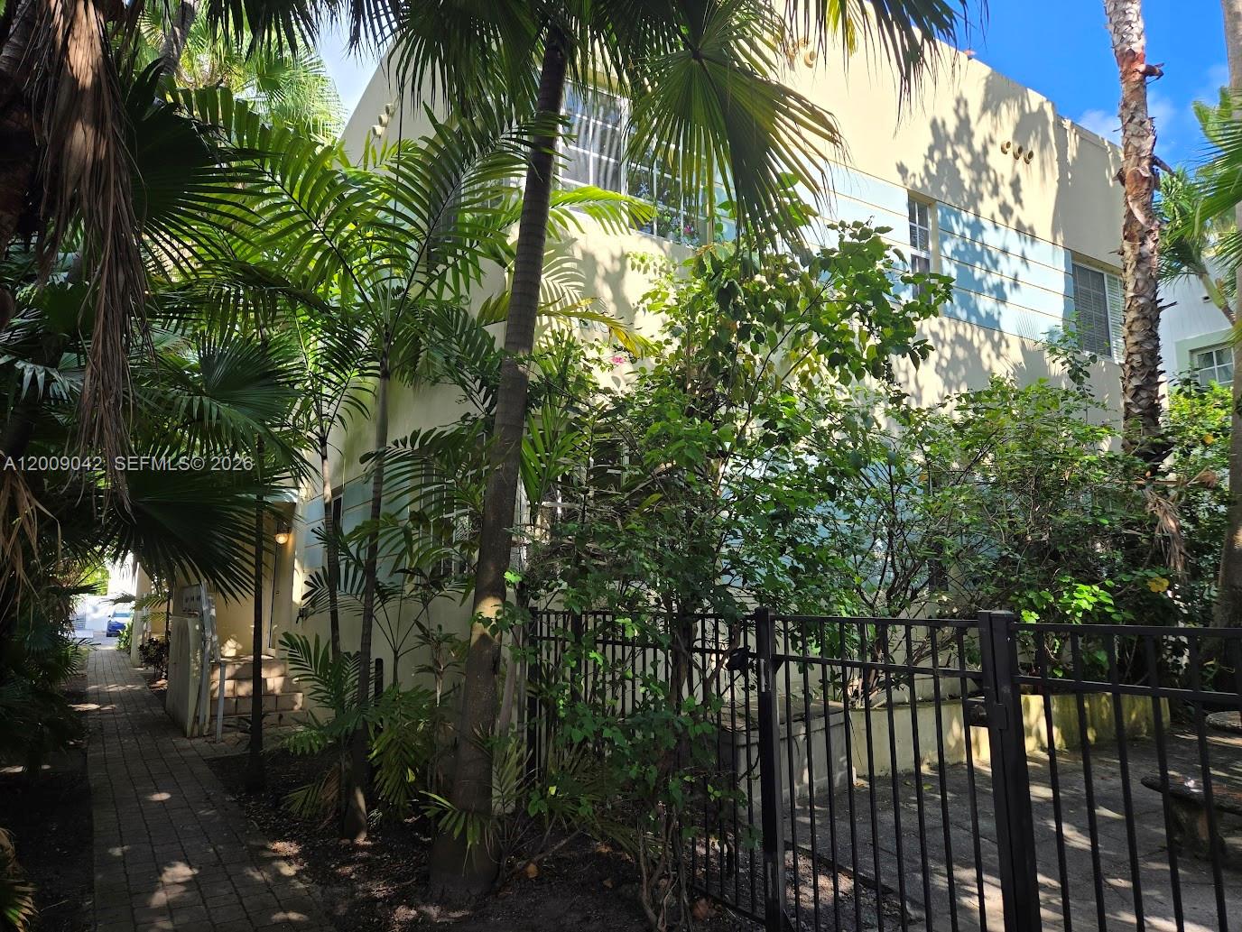 MERIDIAN DECO CONDO - Residential