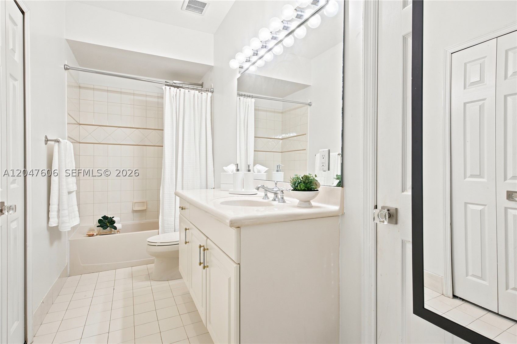 SUNSET LAKES PLAT ONE - Residential