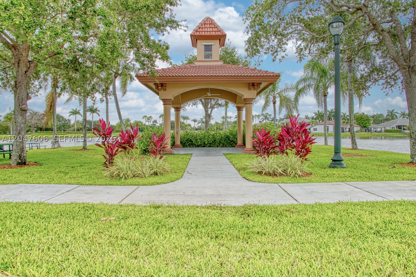 SUNSET LAKES PLAT ONE - Residential