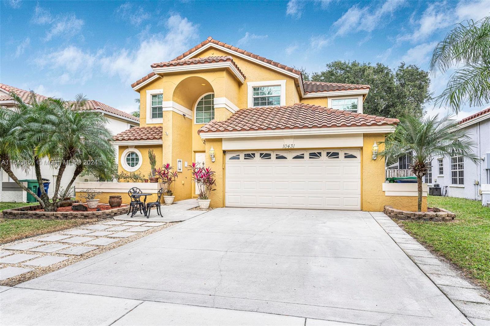 EMBASSY LAKES - Residential