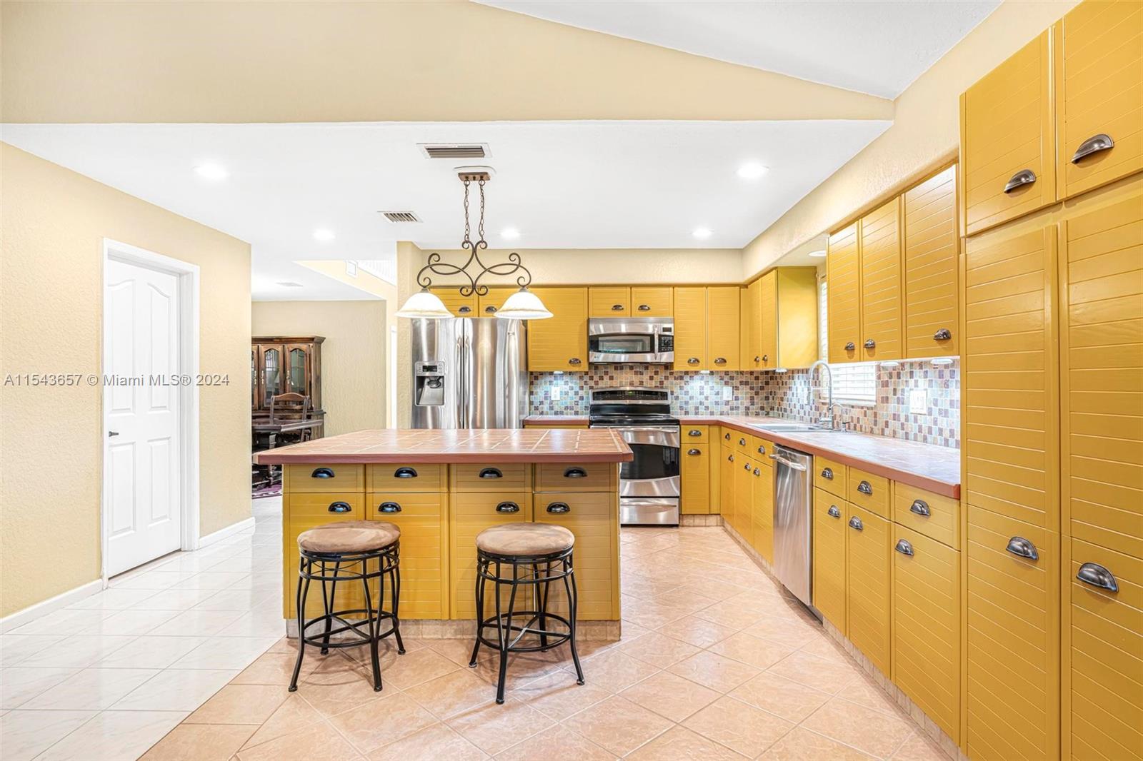 EMBASSY LAKES - Residential