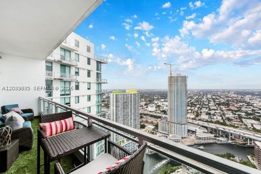 MINT CONDO - Residential
