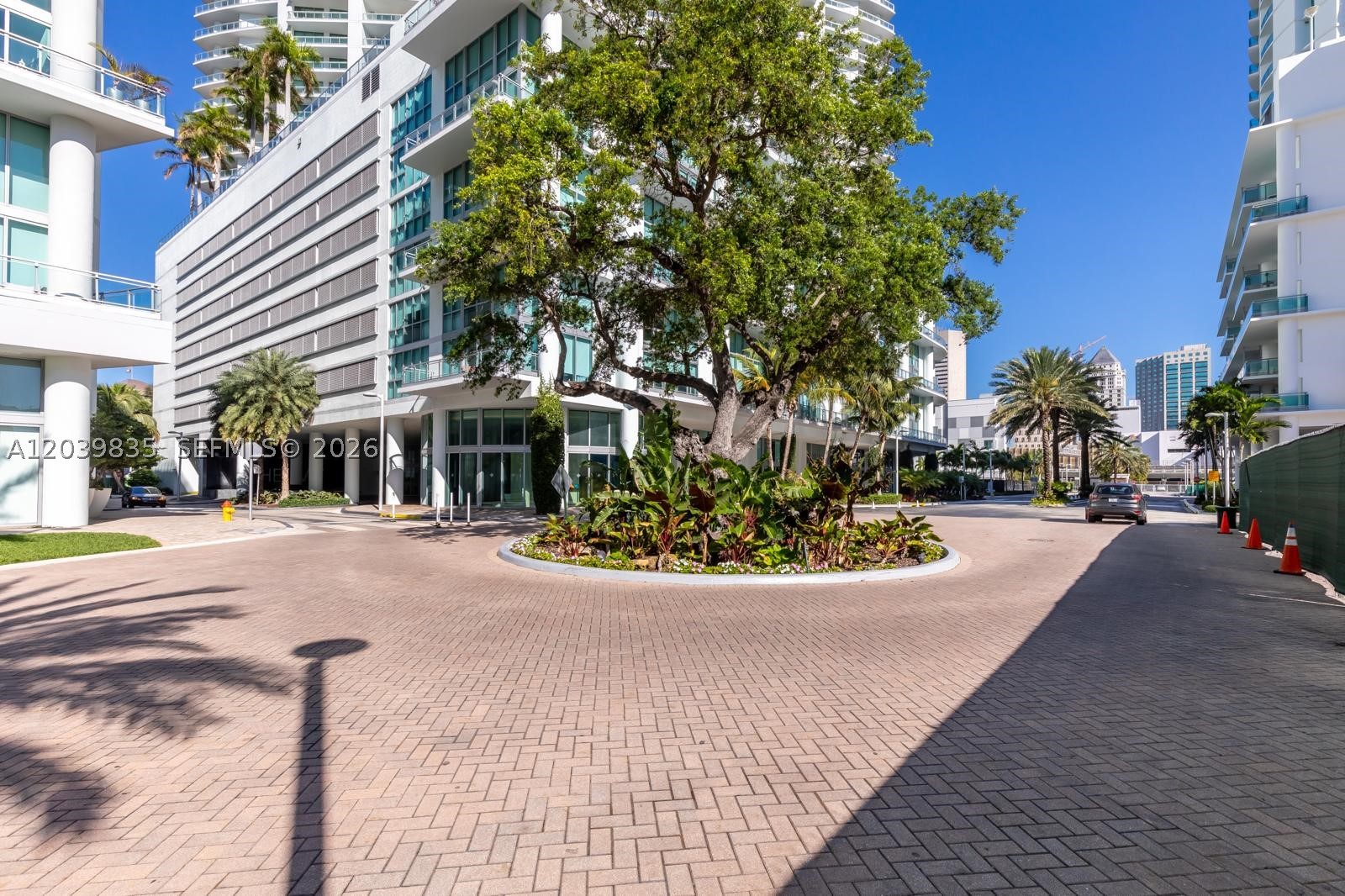 MINT CONDO - Residential