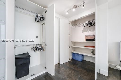 MINT CONDO - Residential