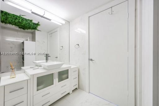 MINT CONDO - Residential