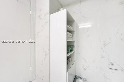 MINT CONDO - Residential
