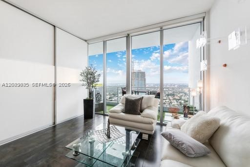 MINT CONDO - Residential