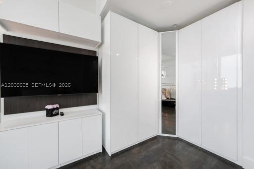 MINT CONDO - Residential