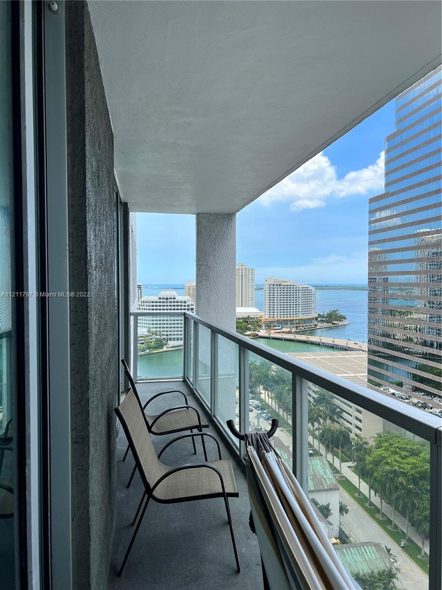 Located in the heart of Brickell, a spacious 1BD/ 1BA unit that comes with 1 Assigned Parking Space. Building has 5 star amenities with 3 different Pools (one of them located on the 42nd floor with panoramic views), Sports Room, Gym, Clubhouse, Spa, Sauna, and much more.