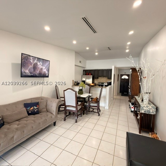 TAMIAMI LAKES TOWNHOUSES - Residential