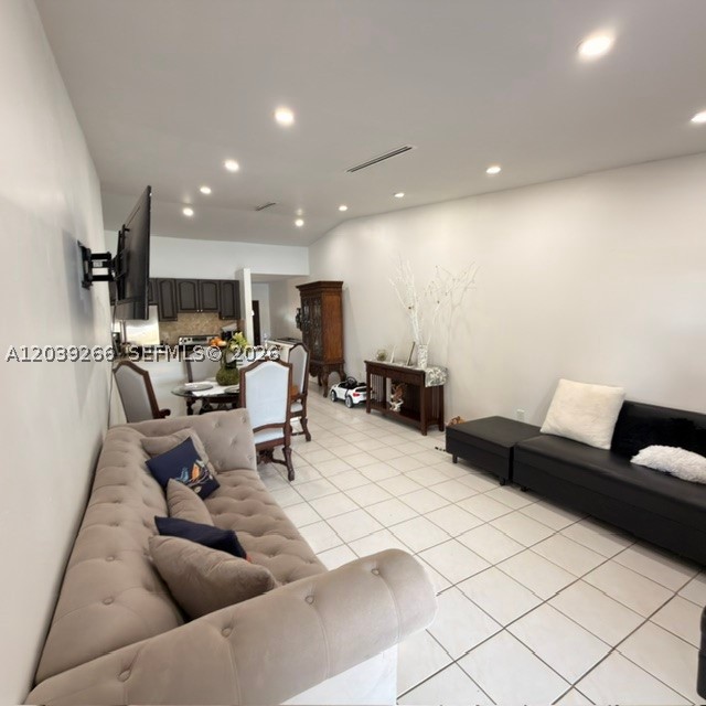 TAMIAMI LAKES TOWNHOUSES - Residential
