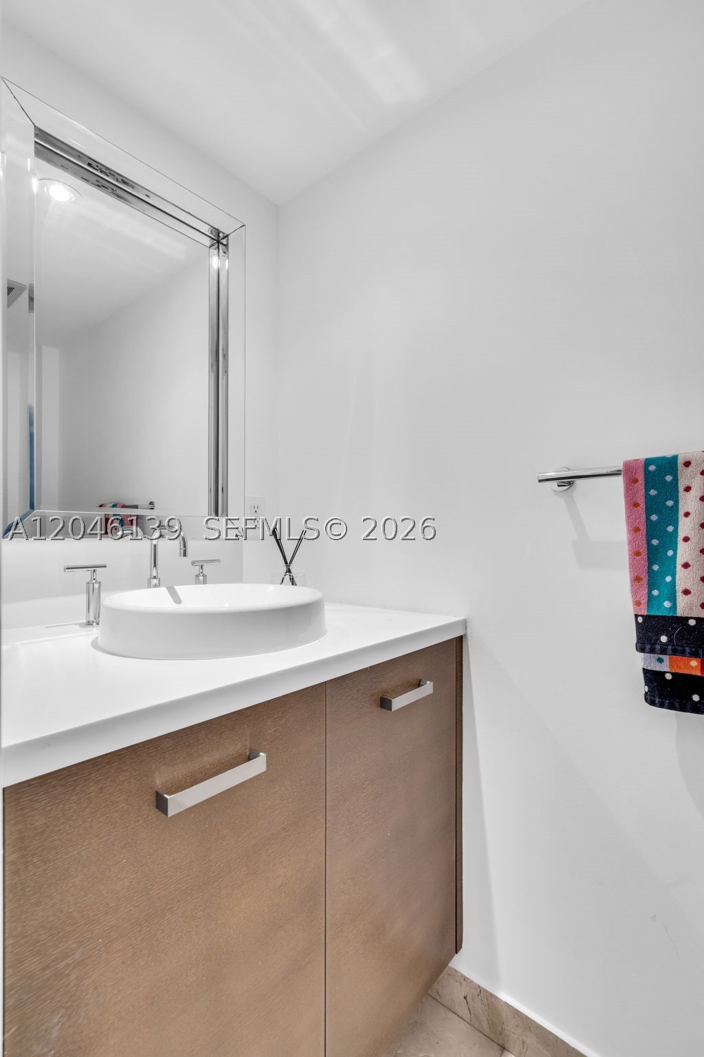 THE COLLINS CONDO - Residential