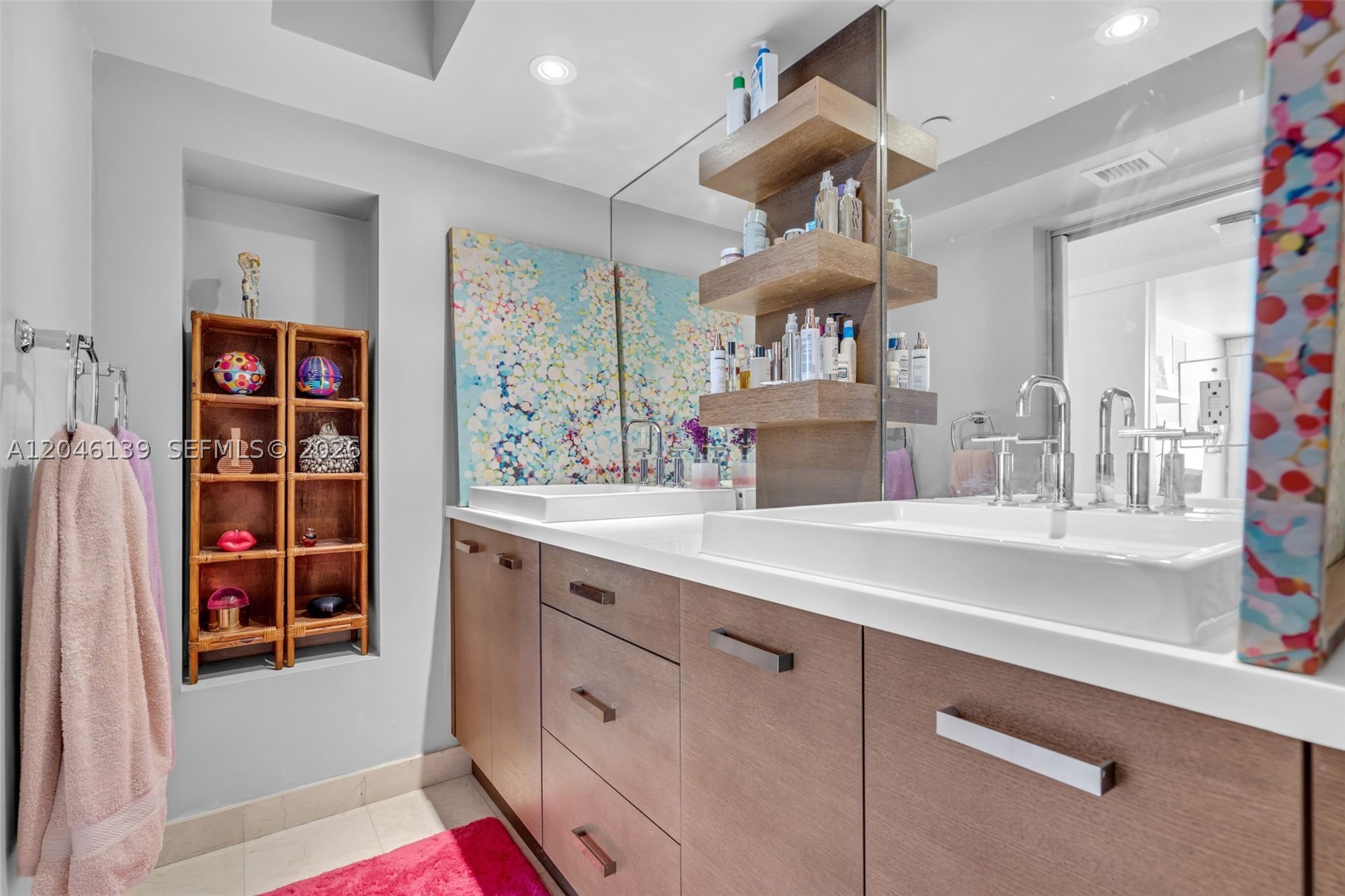THE COLLINS CONDO - Residential