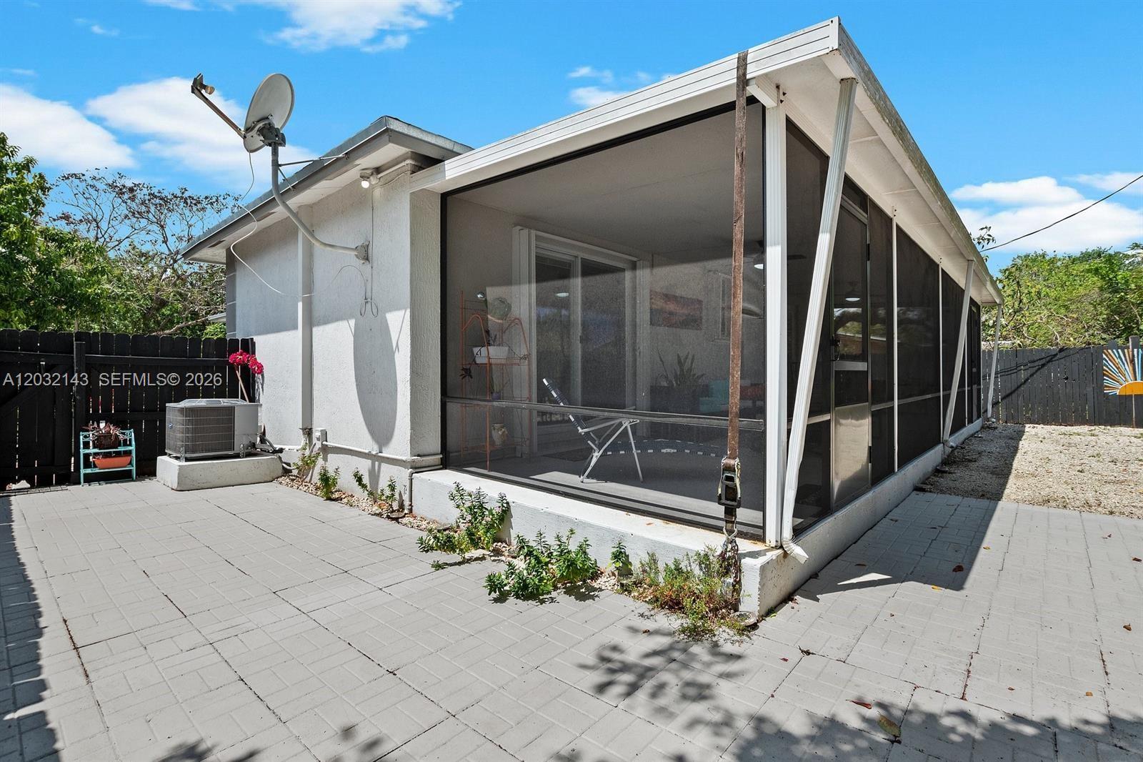 DAVIE LITTLE RANCHES AMEN - Residential Lease