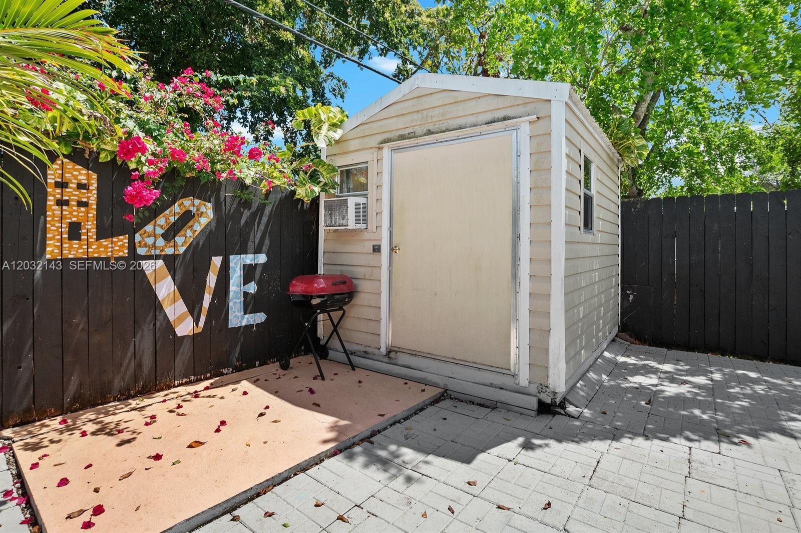DAVIE LITTLE RANCHES AMEN - Residential Lease