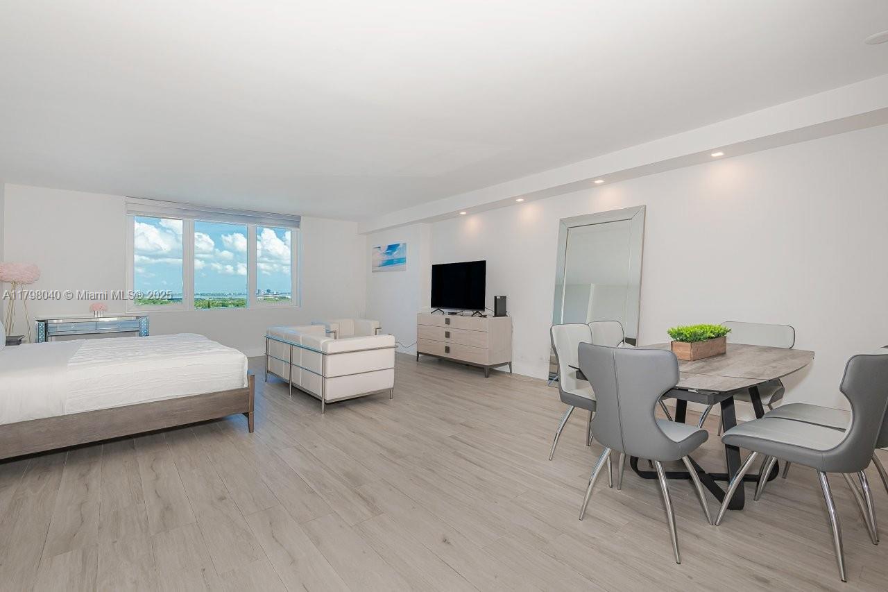RONEY PALACE CONDO - Residential