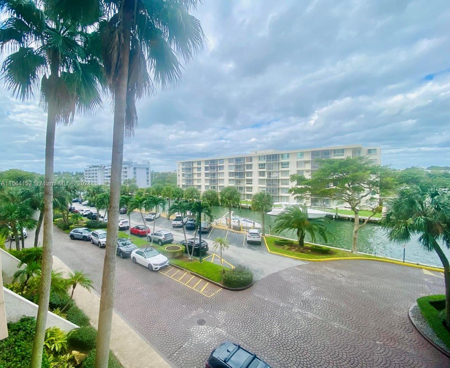 Spacious 2-Bedroom 3-bathroom residence located in a prestigious guard-gated community. on Biscayne Bay
With valet services, a tennis court, and a sparkling pool, this home offers the perfect blend of comfort and resort-style amenities. 
Spacious rooms, huge balcony, walk-in closets, granite countertops and appliances, marble floors in the living areas. 
Full amenities Building, Guard Gate, 24 Hour Front Desk, Bayfront Pool, Gym, Tennis Court
Unit comes with 1 assigned parking & Valet Parking.