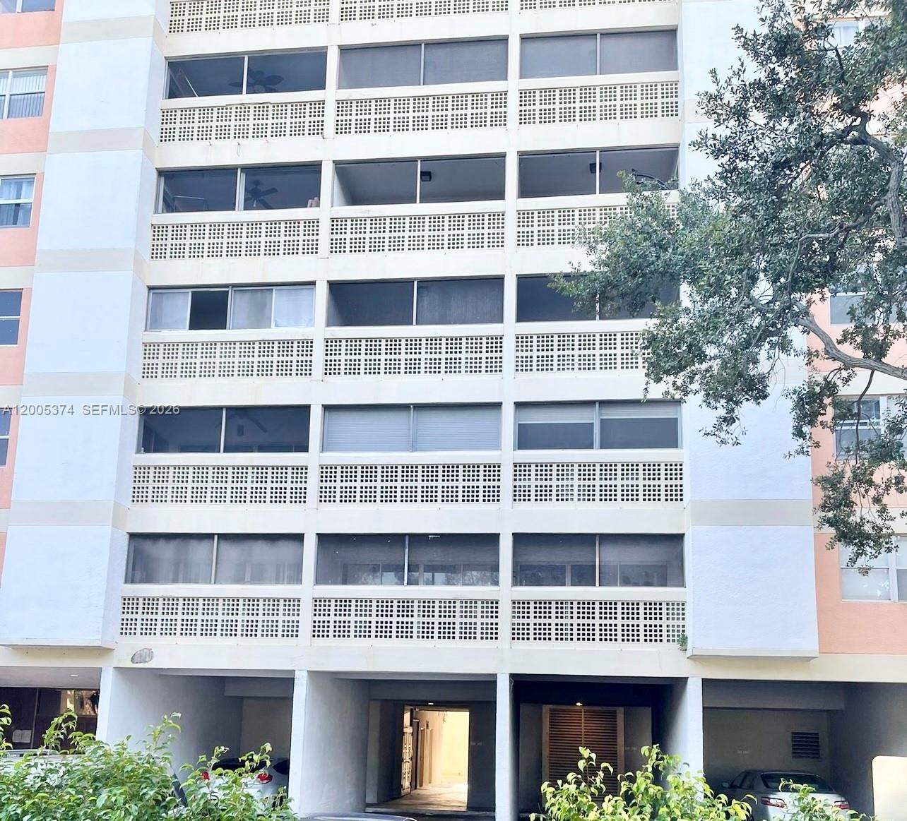 AFFORDABLE CONDO IN CURRENTLY RENOVATING COMMUNITY. INVESTORS DREAM OR STARTER HOME. LOCATED IN VIBRANT NEIGHBORHOOD WITH ACCESS TO SHOPPING AND DINING AREAS CLOSE BY. BUILDING HAS AN ELEVATOR, ENCLOSED LOBBY AND CONVENIENT PARKING SURROUNDING.